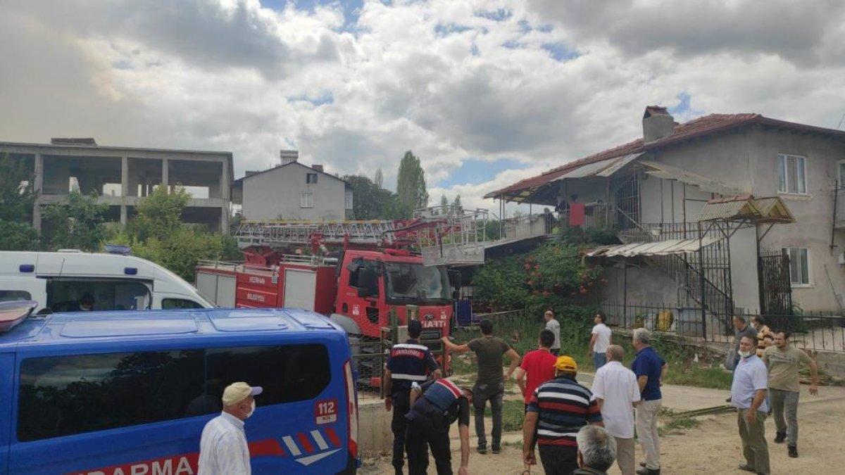Bilecik'te 2 ev yanarak küle döndü