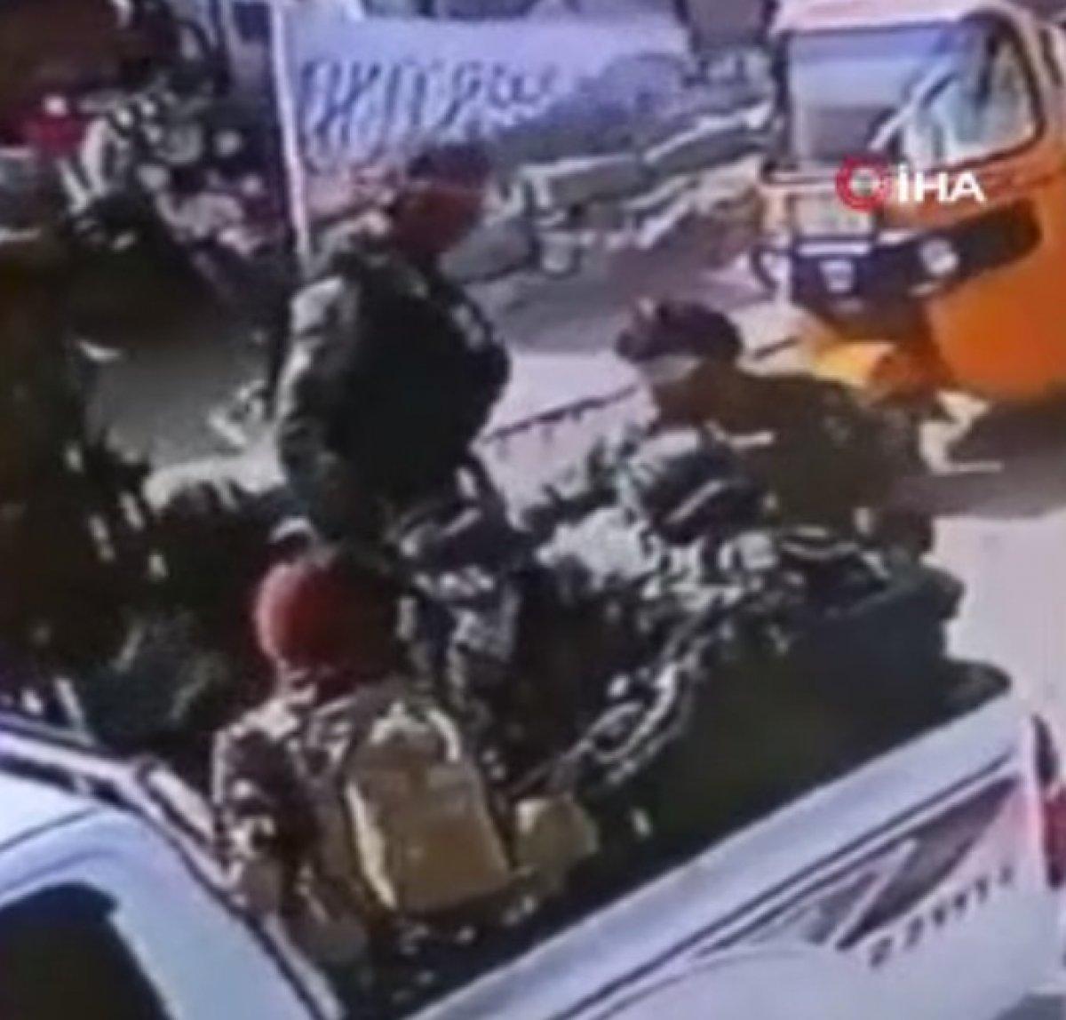 Taliban'ın Afganistan bayrağı taşıyanlara müdahalesi