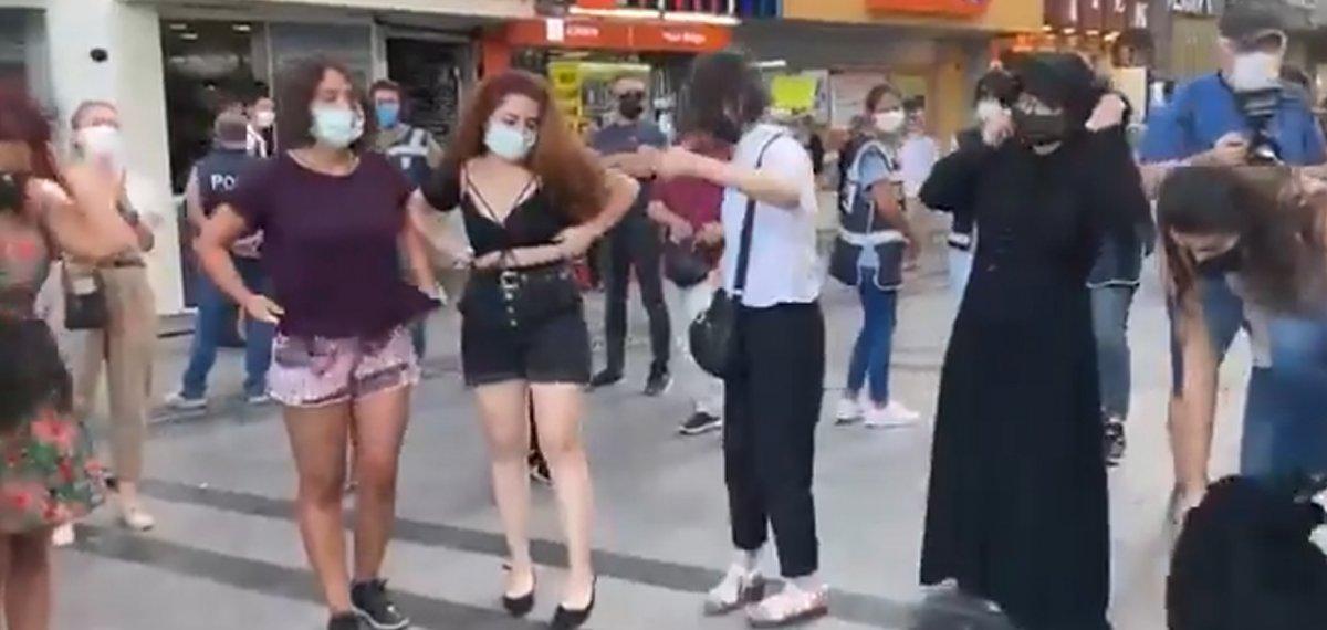 İzmir'de Afgan kadınlar için soyunma eylemi