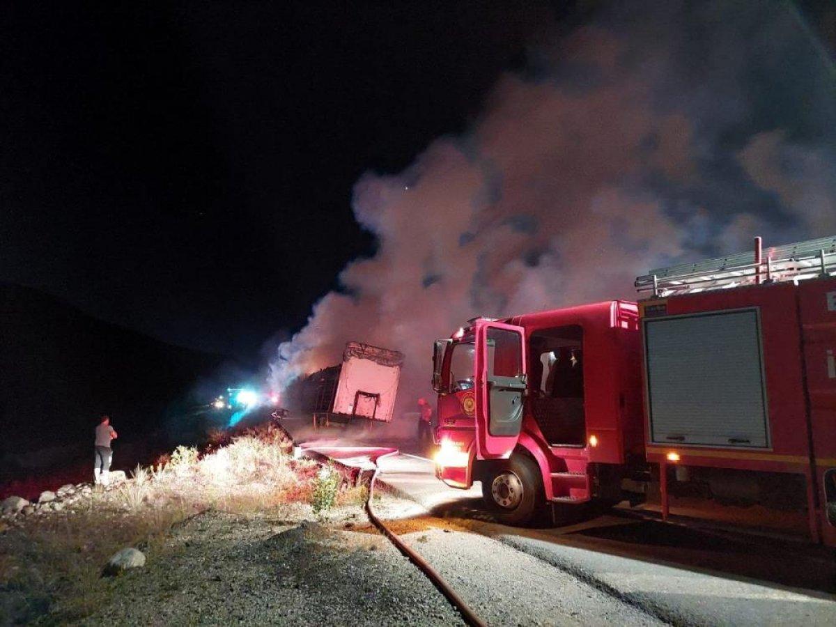 Erzincan'da yanan tır kullanılamaz hale geldi