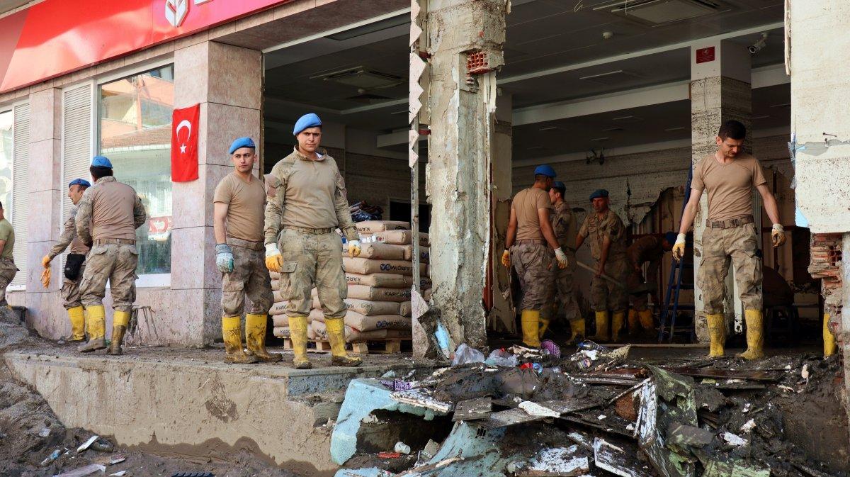 Sel bölgesindeki Türk askerinden 'bayrak' sevgisi