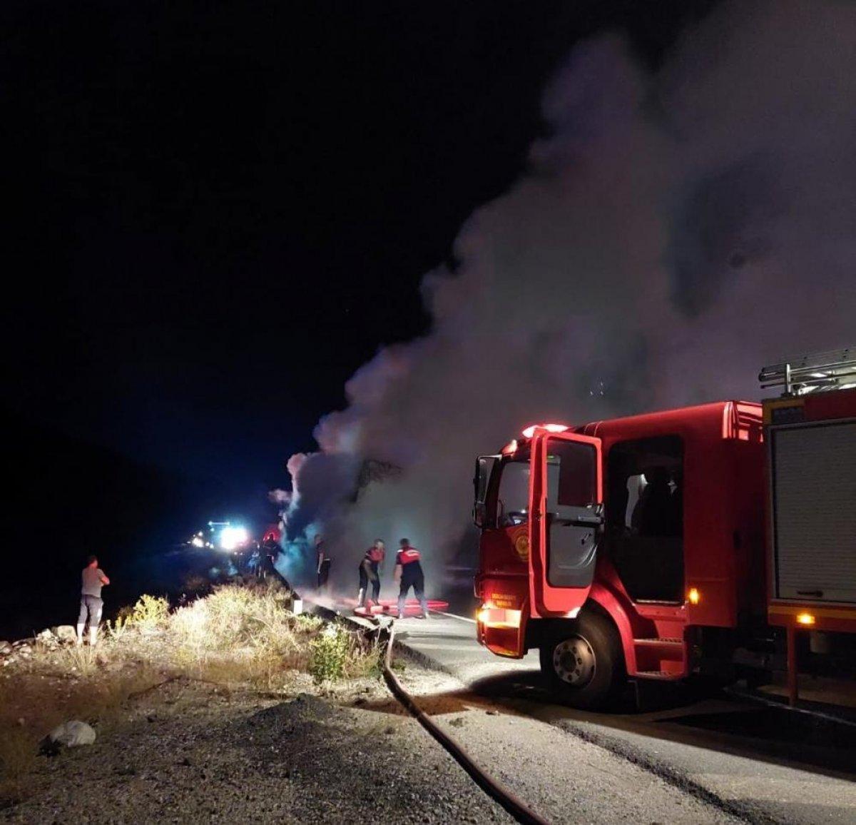 Erzincan'da yanan tır kullanılamaz hale geldi