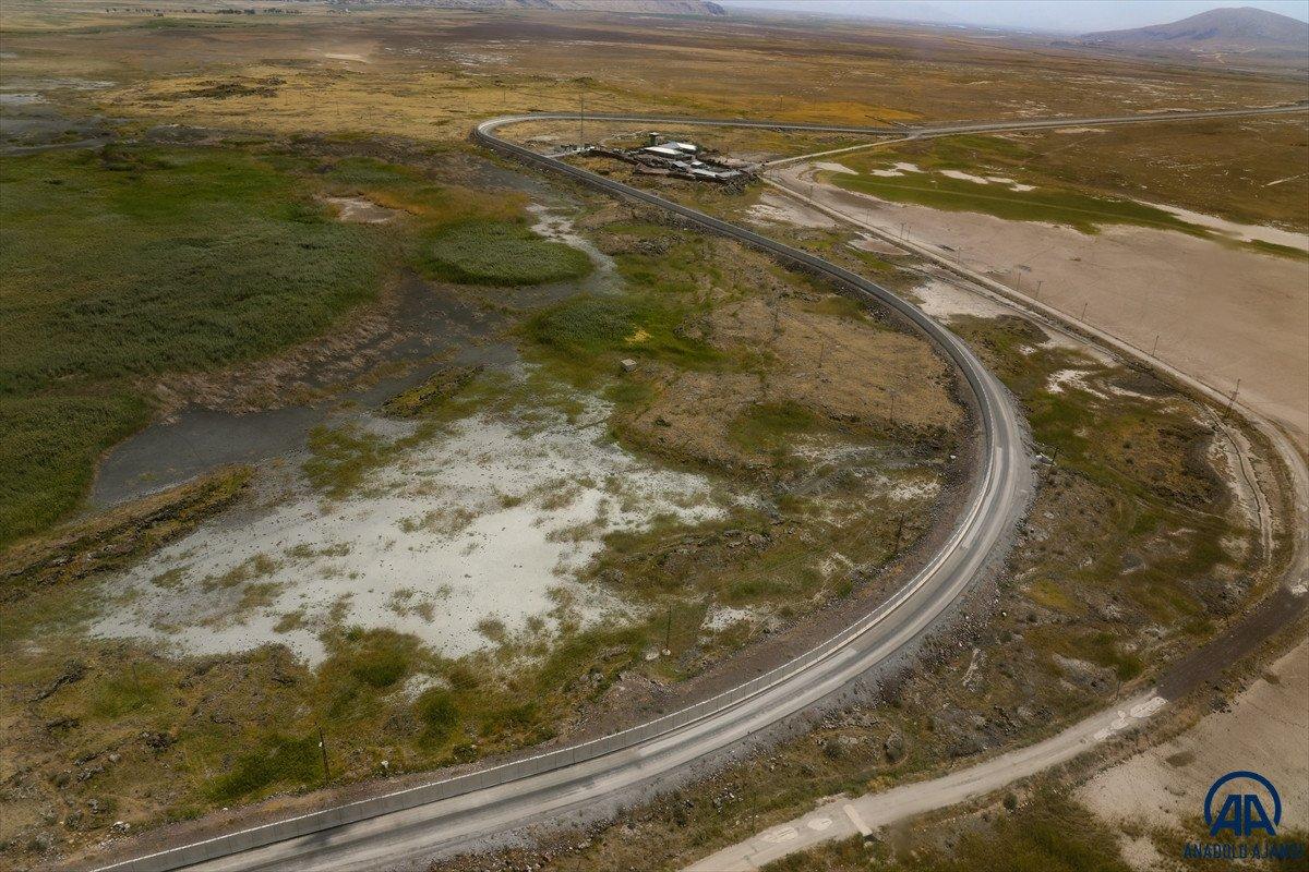 Türkiye-İran sırında duvar örme çalışmaları devam ediyor