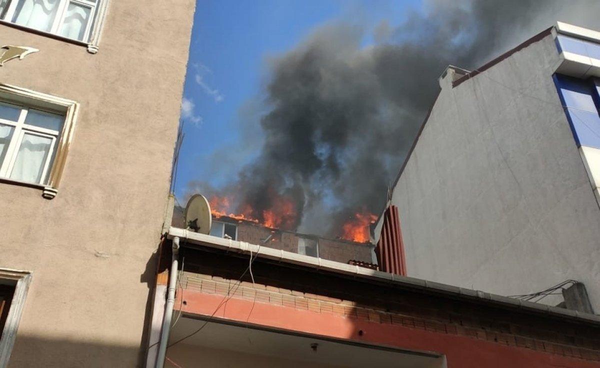 Sultangazi’de madde bağımlısı evi yaktı