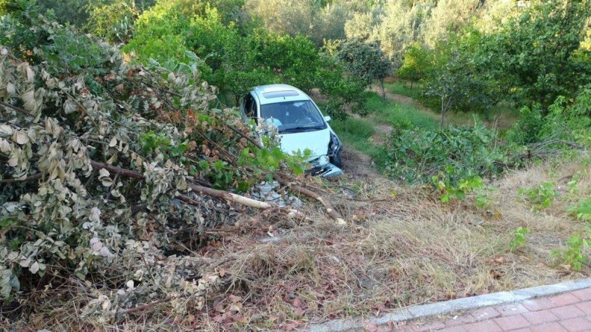 Antalya'da otomobil dereye uçtu