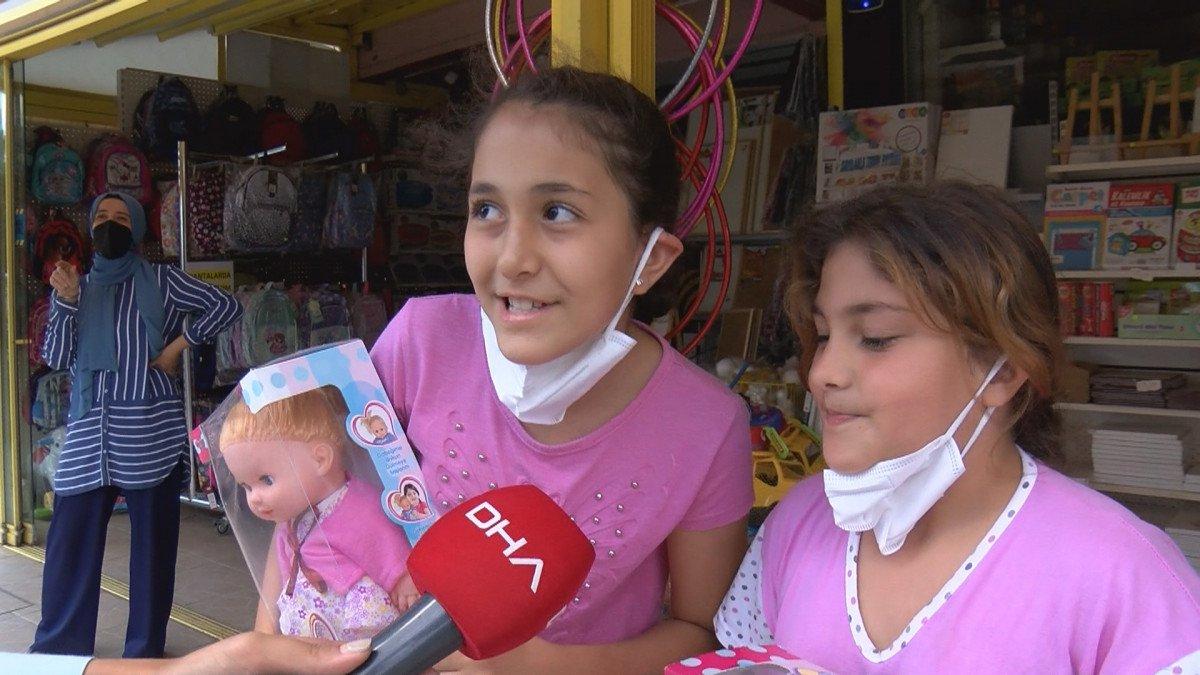 Cumhurbaşkanı Erdoğan vatandaşlarla sohbet etti, çocuklara oyuncak dağıttı