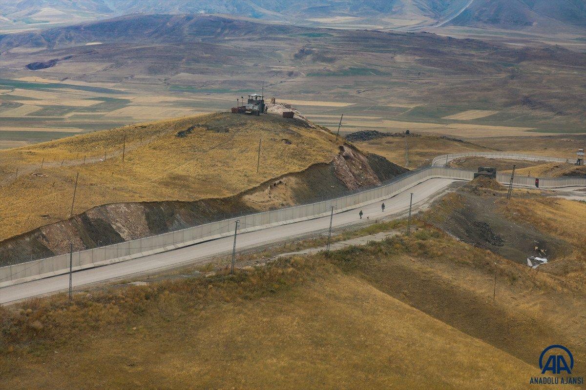 Türkiye-İran sırında duvar örme çalışmaları devam ediyor