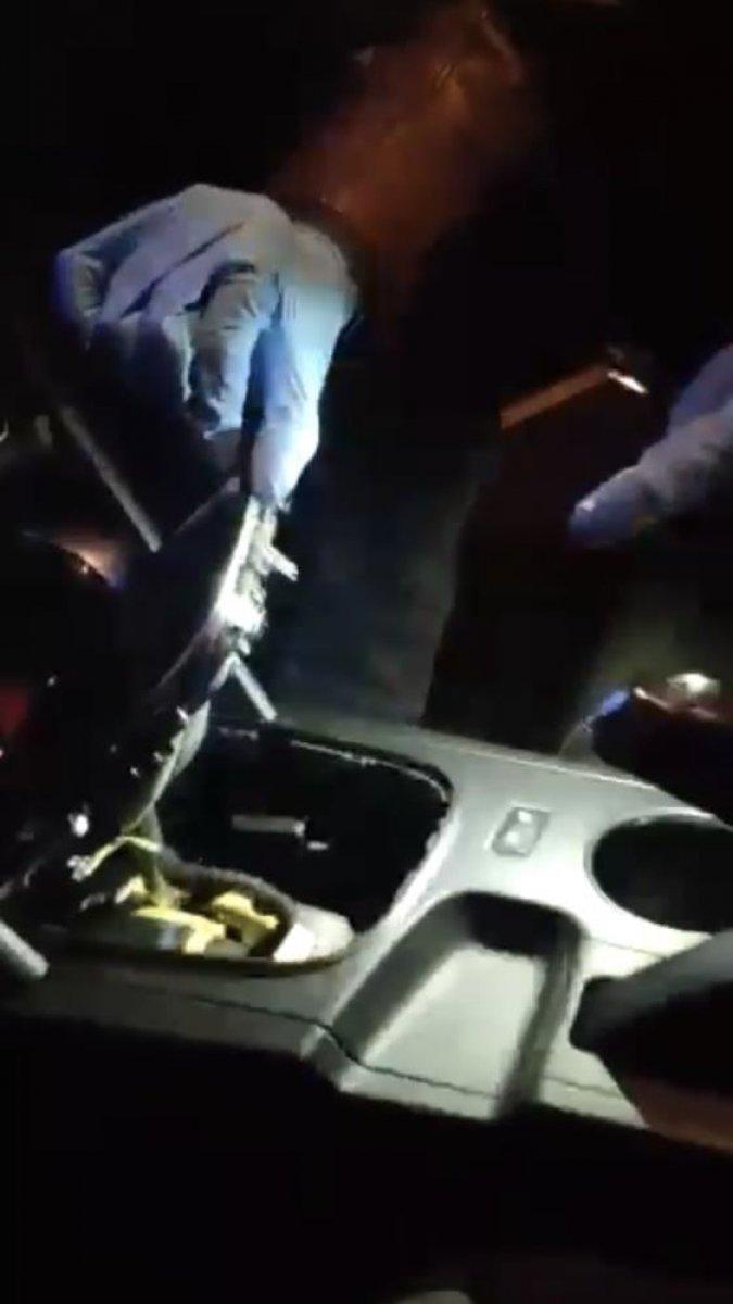 Beyoğlu'nda arama yapılan aracın özel bölmesinde tabanca bulundu