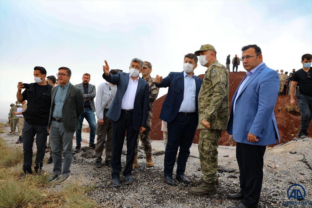 Türkiye-İran sırında duvar örme çalışmaları devam ediyor