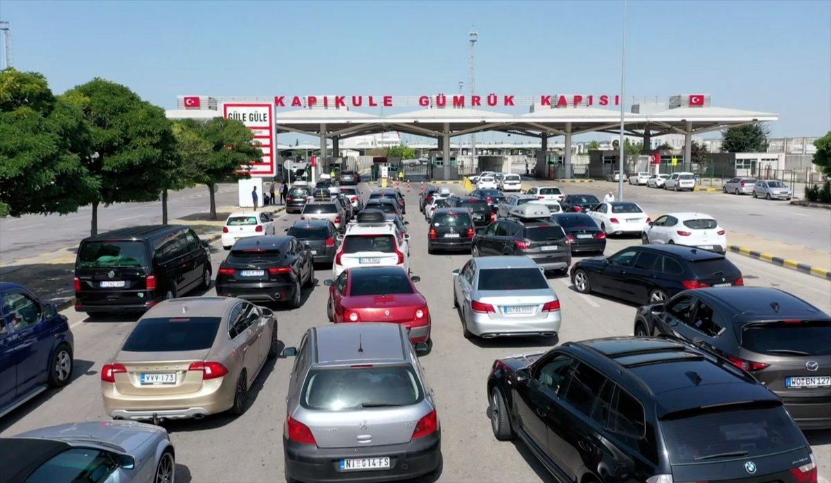 1,5 milyondan fazla gurbetçi tatilini Türkiye'de geçirdi