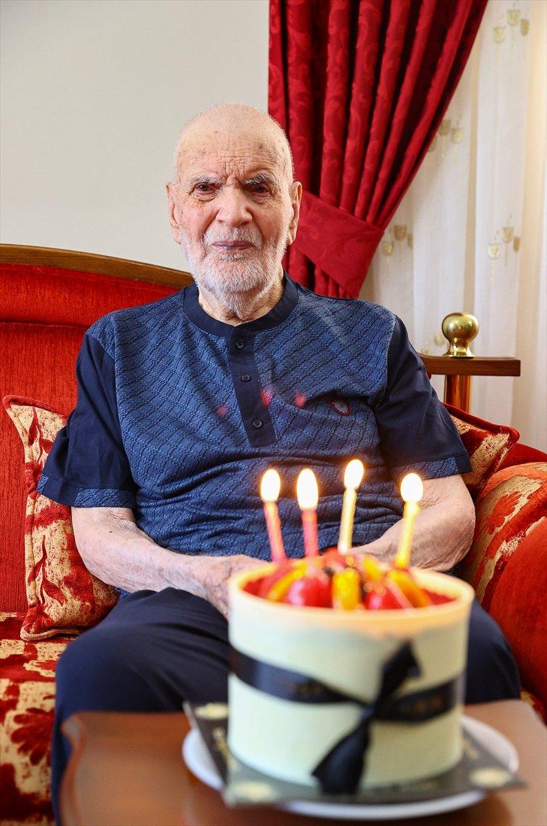 İzmir’de alzaymır hastası, 102'nci yaş gününde üçüncü doz aşısını oldu