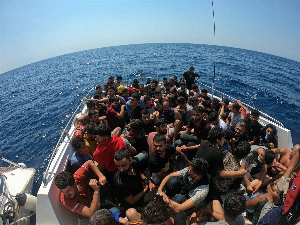 İzmir açıklarında 122 göçmen yakalandı