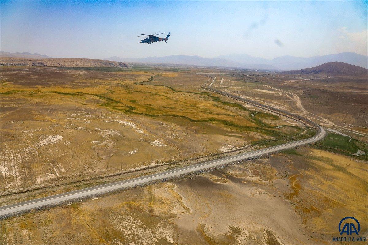 Türkiye-İran sırında duvar örme çalışmaları devam ediyor