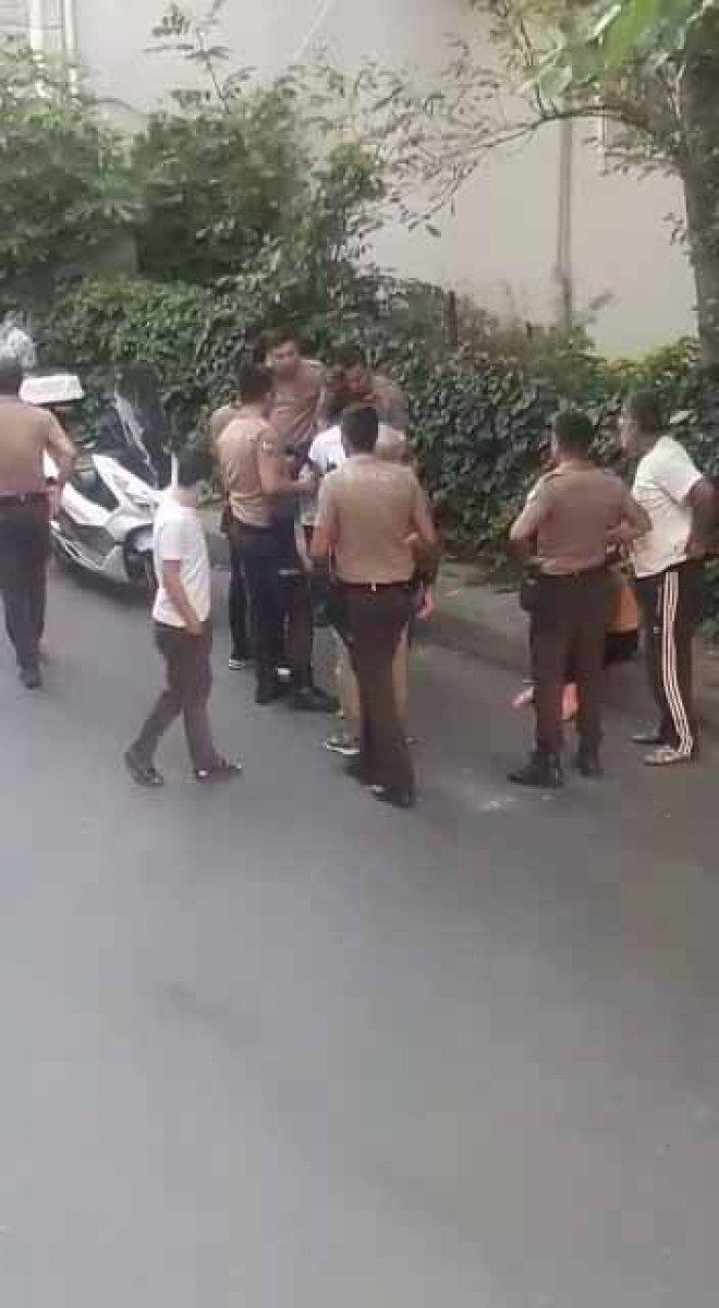 Küçükçekmece'de evden çıkan hırsızlar bekçilere yakalandı