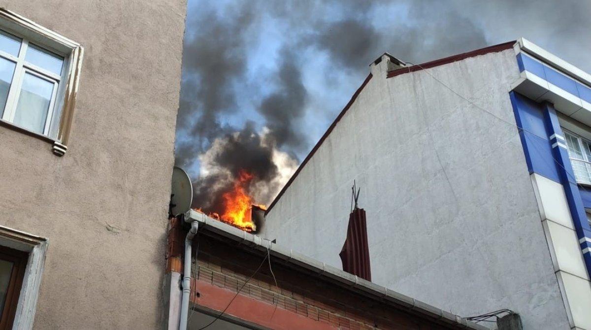 Sultangazi’de madde bağımlısı evi yaktı