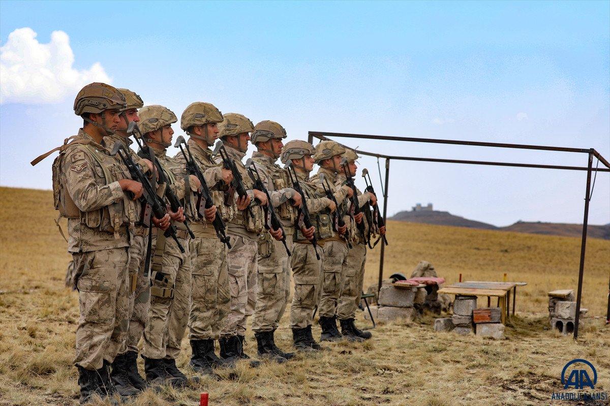 Türkiye-İran sırında duvar örme çalışmaları devam ediyor