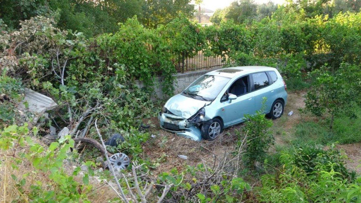 Antalya'da otomobil dereye uçtu