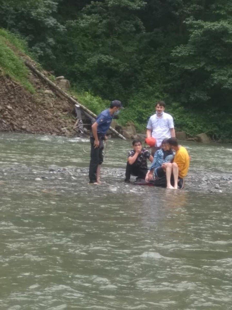 Rize'de rafting botundan düşen genç kız akıntıya kapıldı