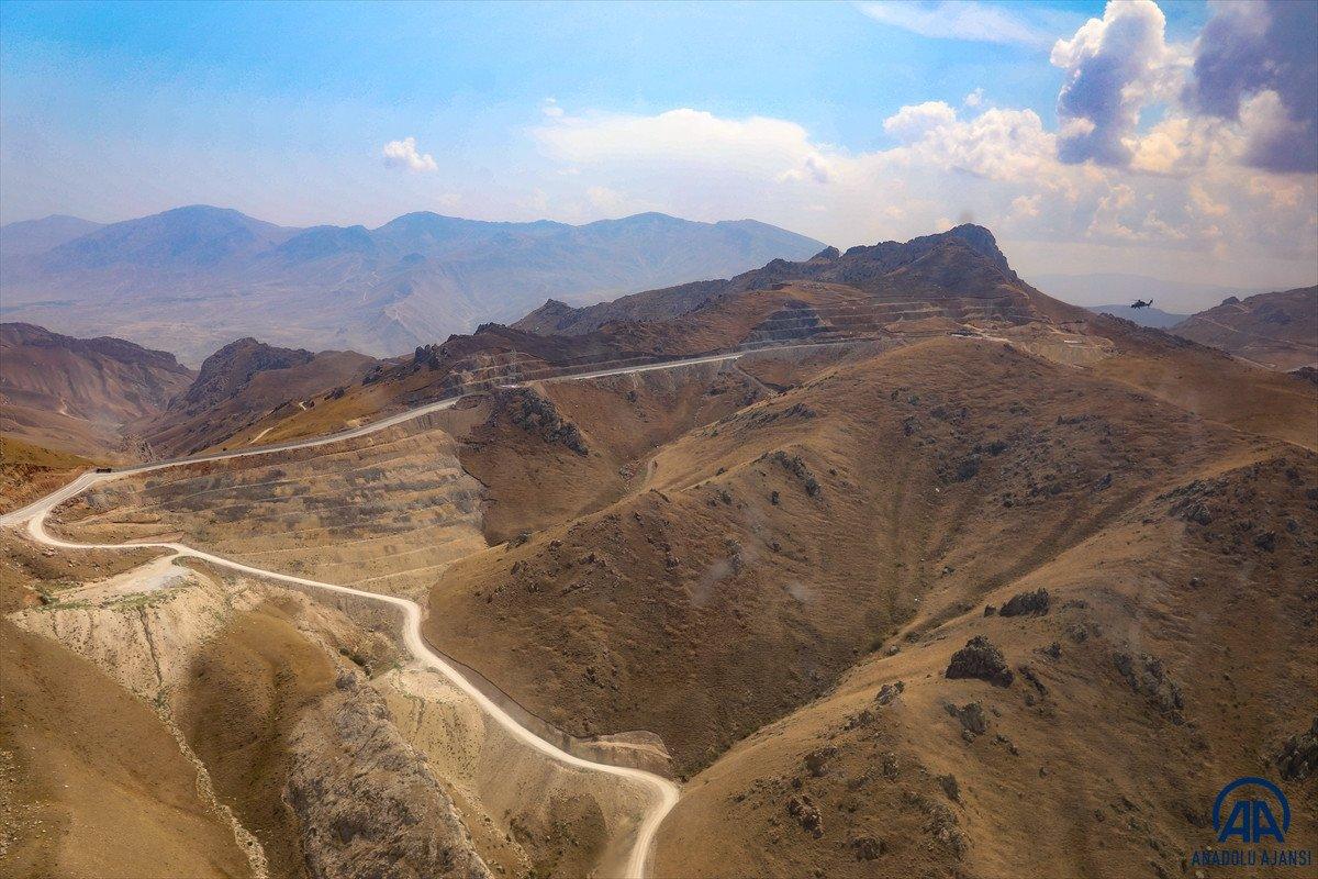 Türkiye-İran sırında duvar örme çalışmaları devam ediyor