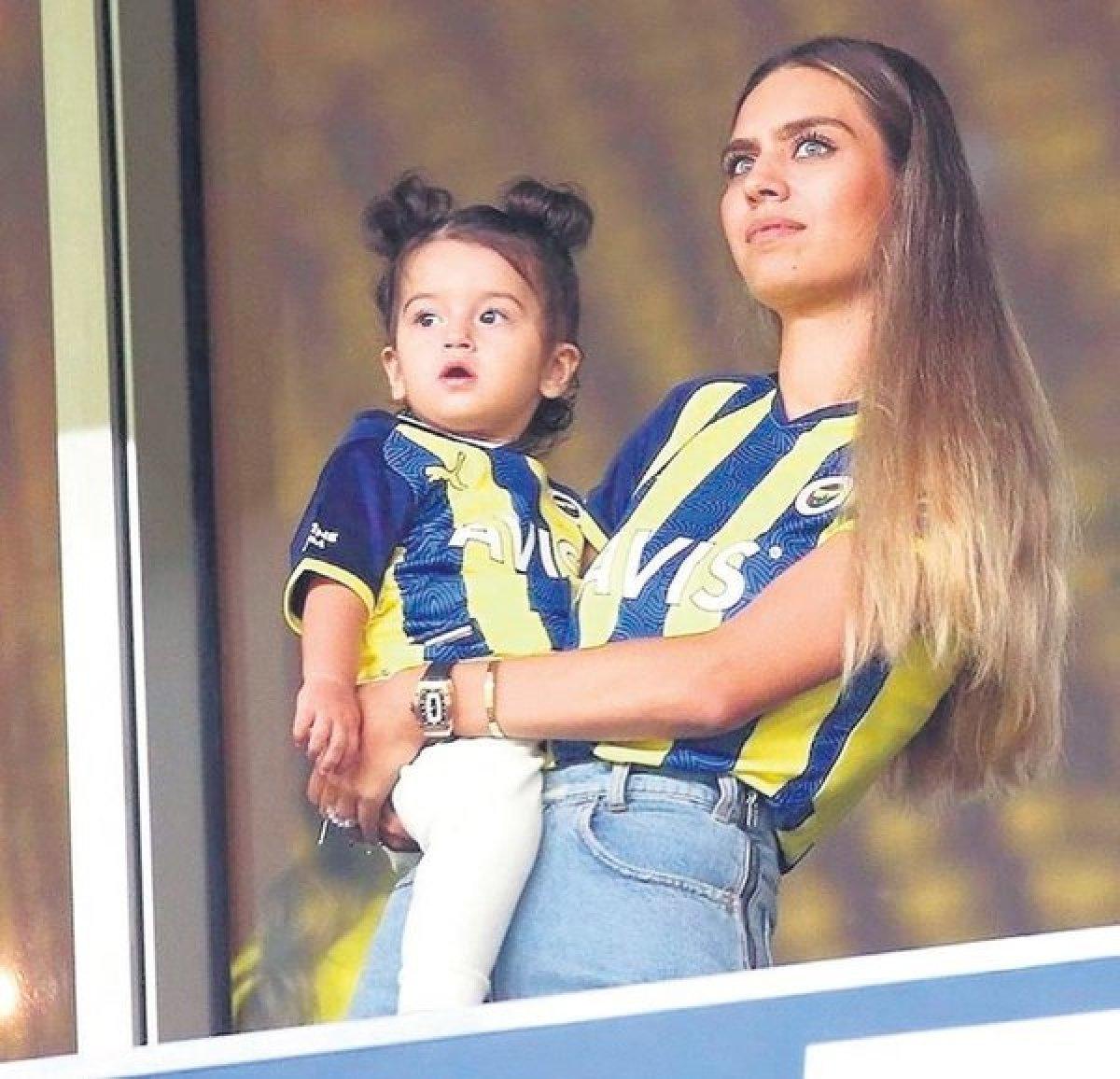 Amine Gülşe eşi Mesut Özil için takım değiştirdi