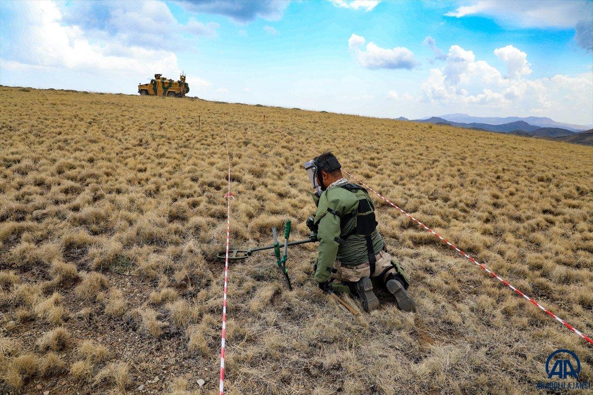 Türkiye-İran sırında duvar örme çalışmaları devam ediyor