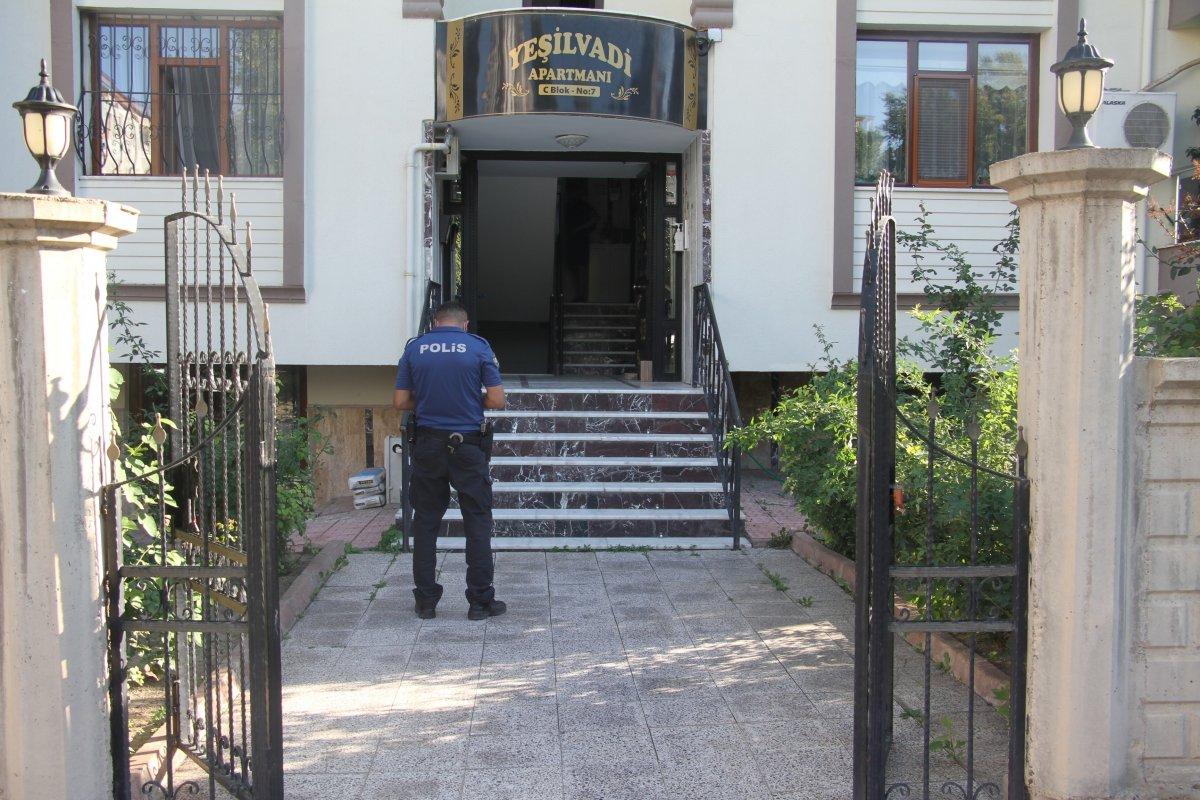 Elazığ'da silahını temizleyen doktor kazara kendini vurdu