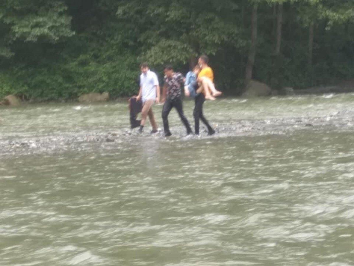 Rize'de rafting botundan düşen genç kız akıntıya kapıldı