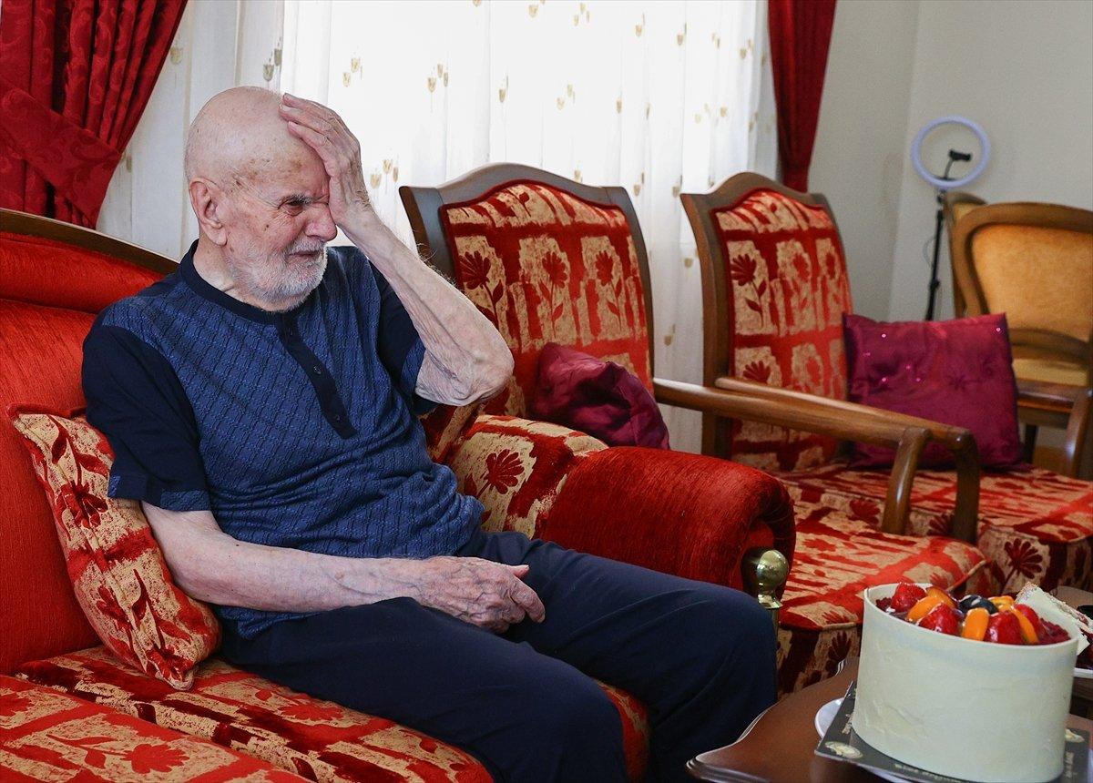 İzmir’de alzaymır hastası, 102'nci yaş gününde üçüncü doz aşısını oldu