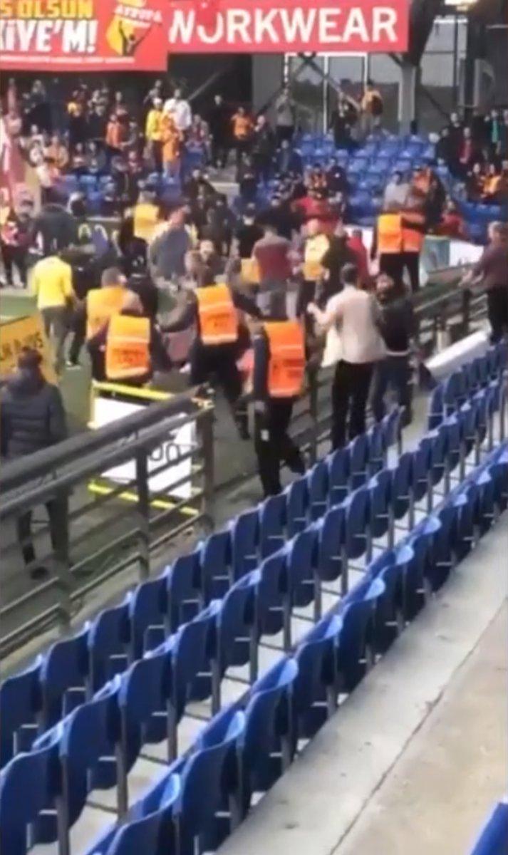 Randers maçında çıkan kavgada Falcao tribünden uzaklaştı