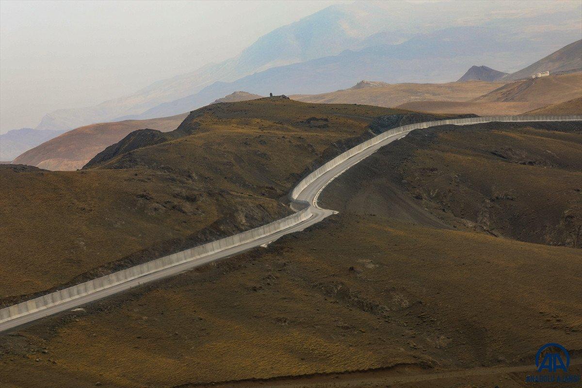 Türkiye-İran sırında duvar örme çalışmaları devam ediyor