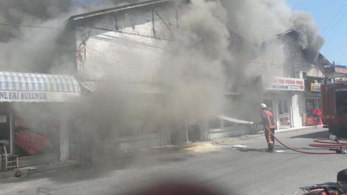 Mersin'de iki iş yeri alev alev yandı