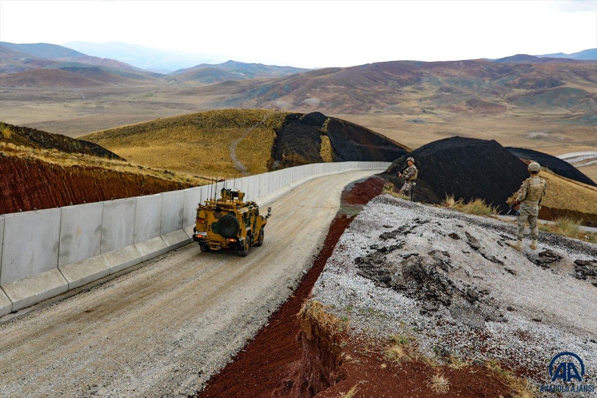 Türkiye-İran sırında duvar örme çalışmaları devam ediyor