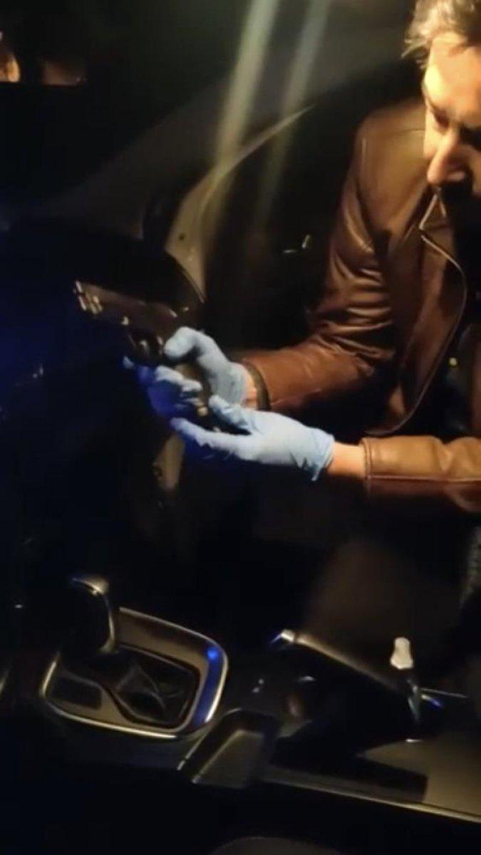 Beyoğlu'nda arama yapılan aracın özel bölmesinde tabanca bulundu