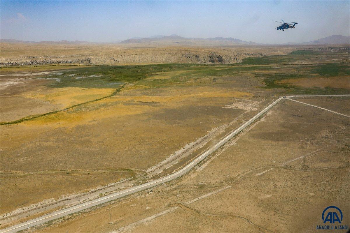 Türkiye-İran sırında duvar örme çalışmaları devam ediyor