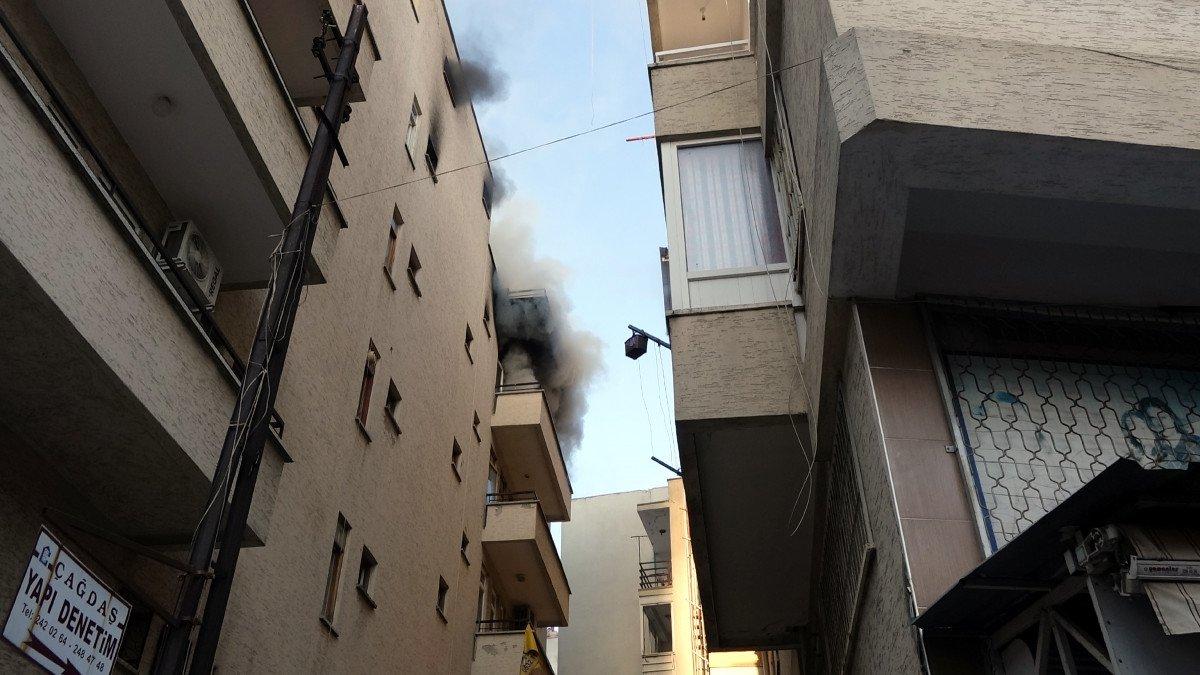 Antalya'da film izler gibi yangını seyrettiler