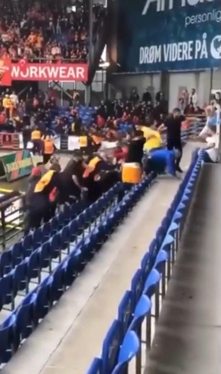 Randers maçında çıkan kavgada Falcao tribünden uzaklaştı