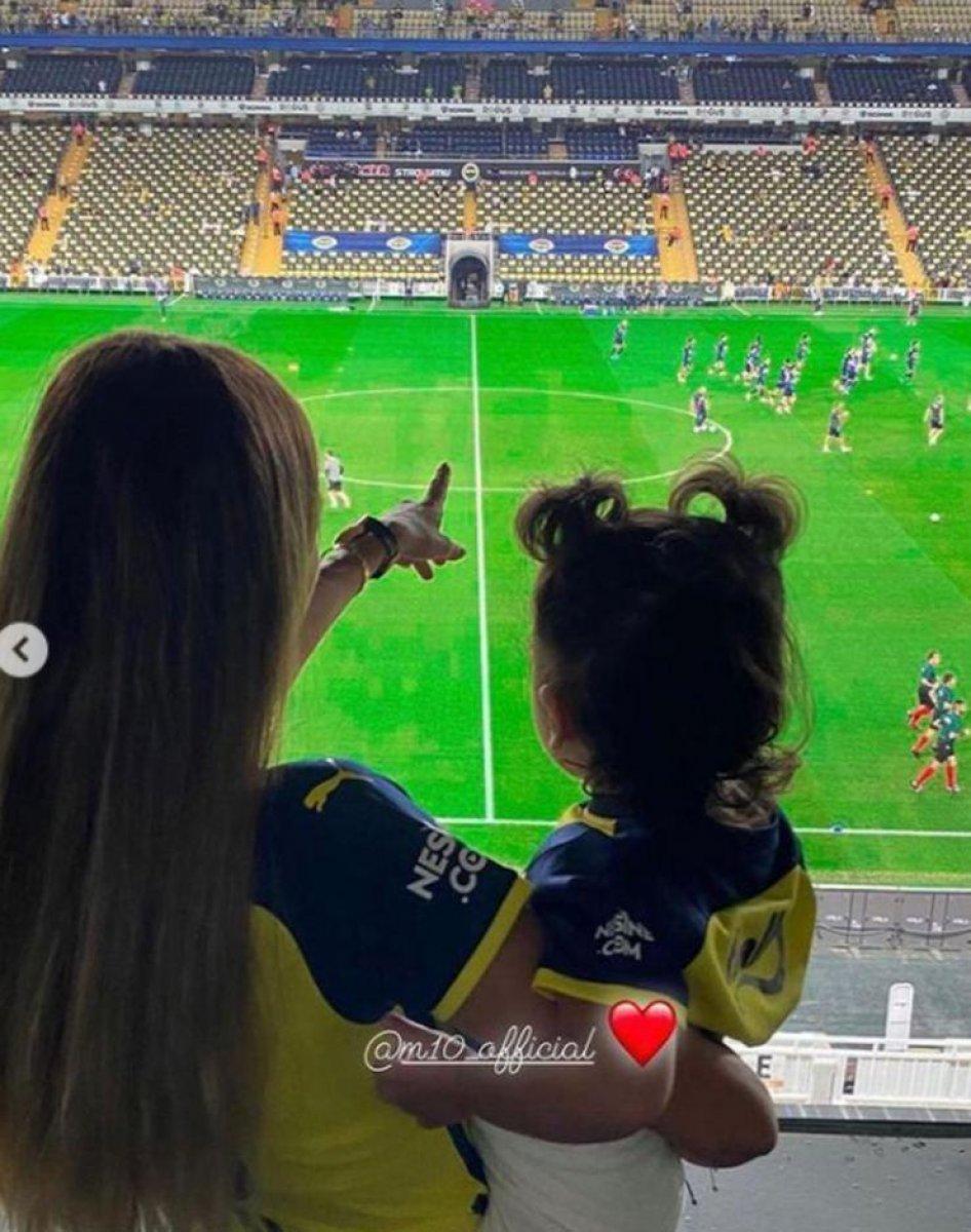 Amine Gülşe eşi Mesut Özil için takım değiştirdi