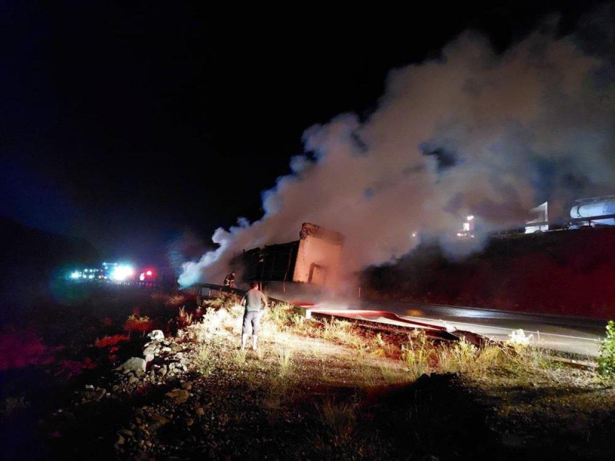 Erzincan'da yanan tır kullanılamaz hale geldi