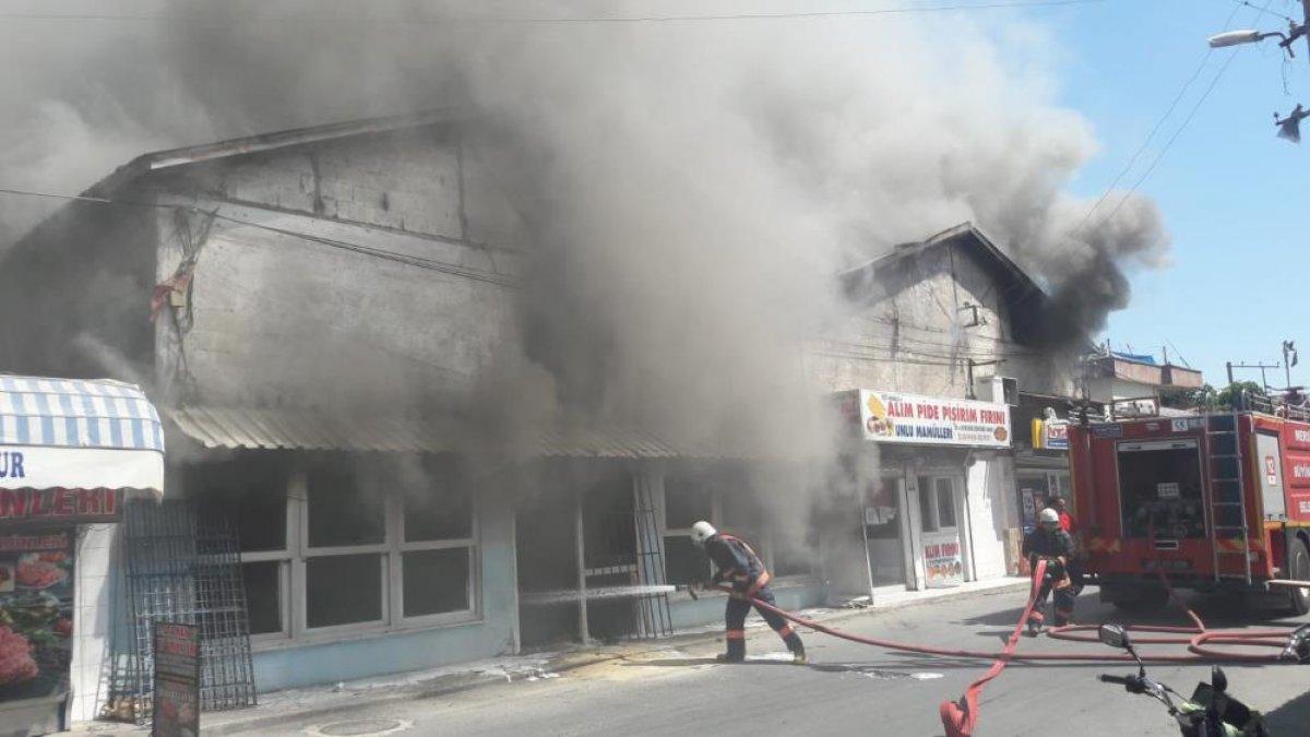Mersin'de iki iş yeri alev alev yandı