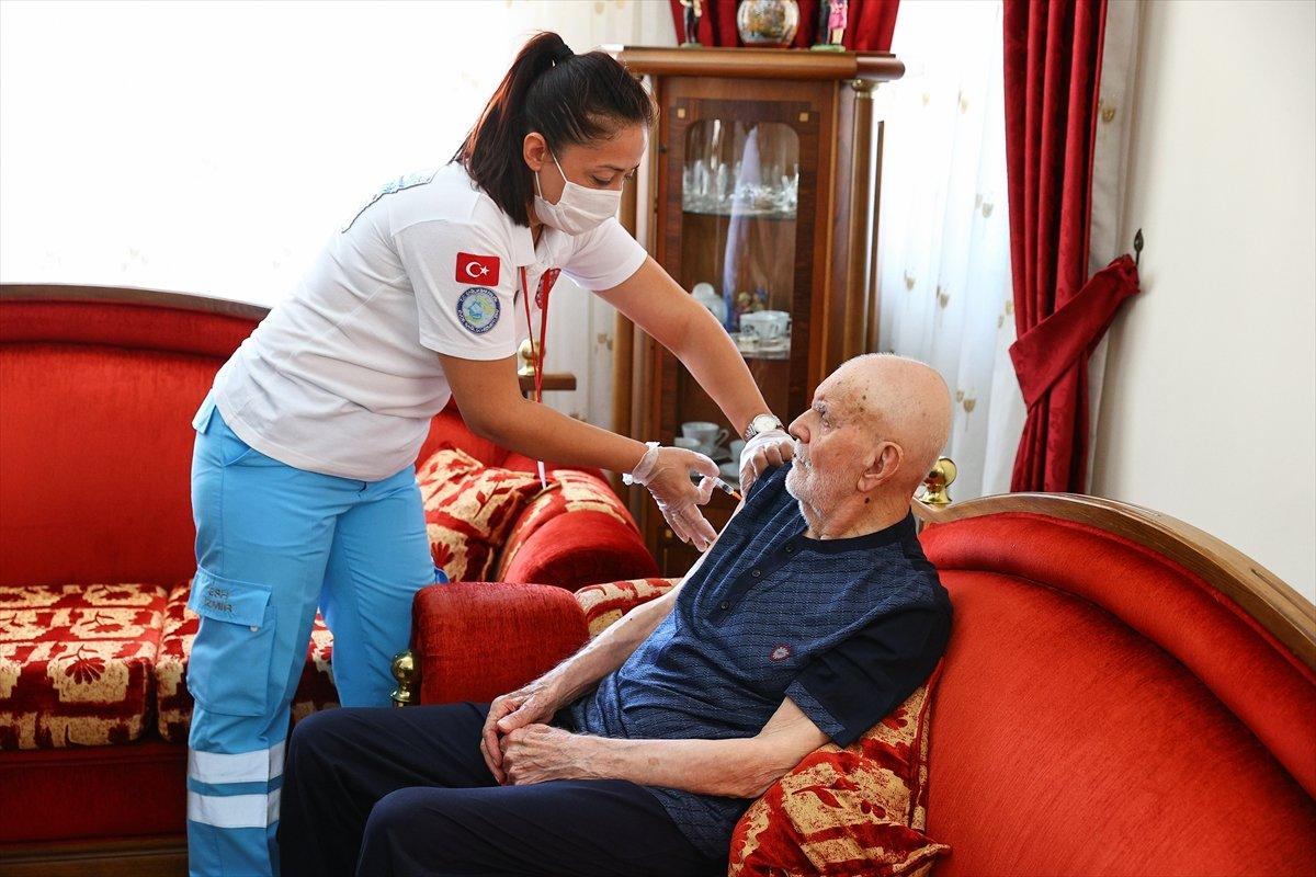 İzmir’de alzaymır hastası, 102'nci yaş gününde üçüncü doz aşısını oldu