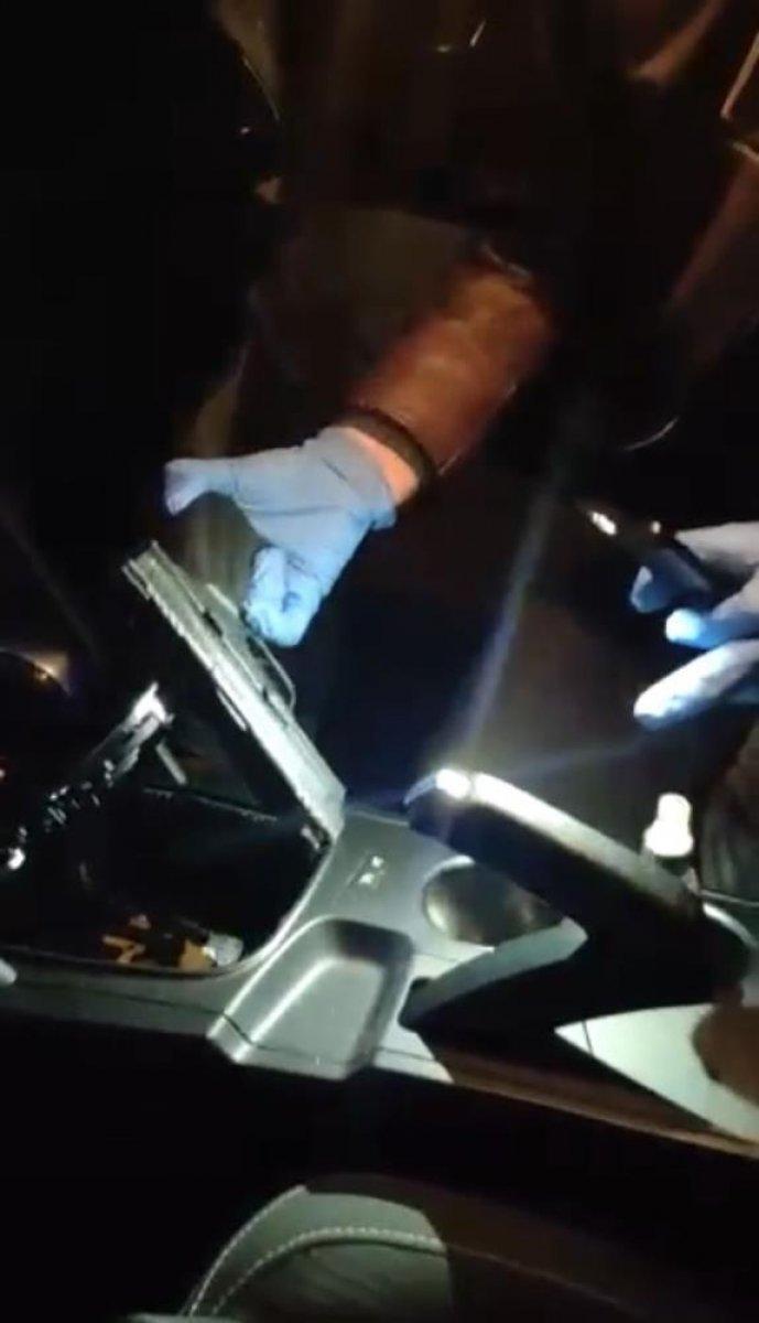 Beyoğlu'nda arama yapılan aracın özel bölmesinde tabanca bulundu