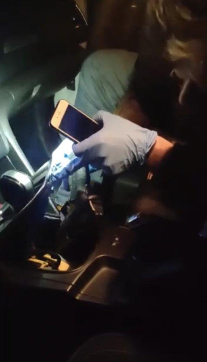 Beyoğlu'nda arama yapılan aracın özel bölmesinde tabanca bulundu