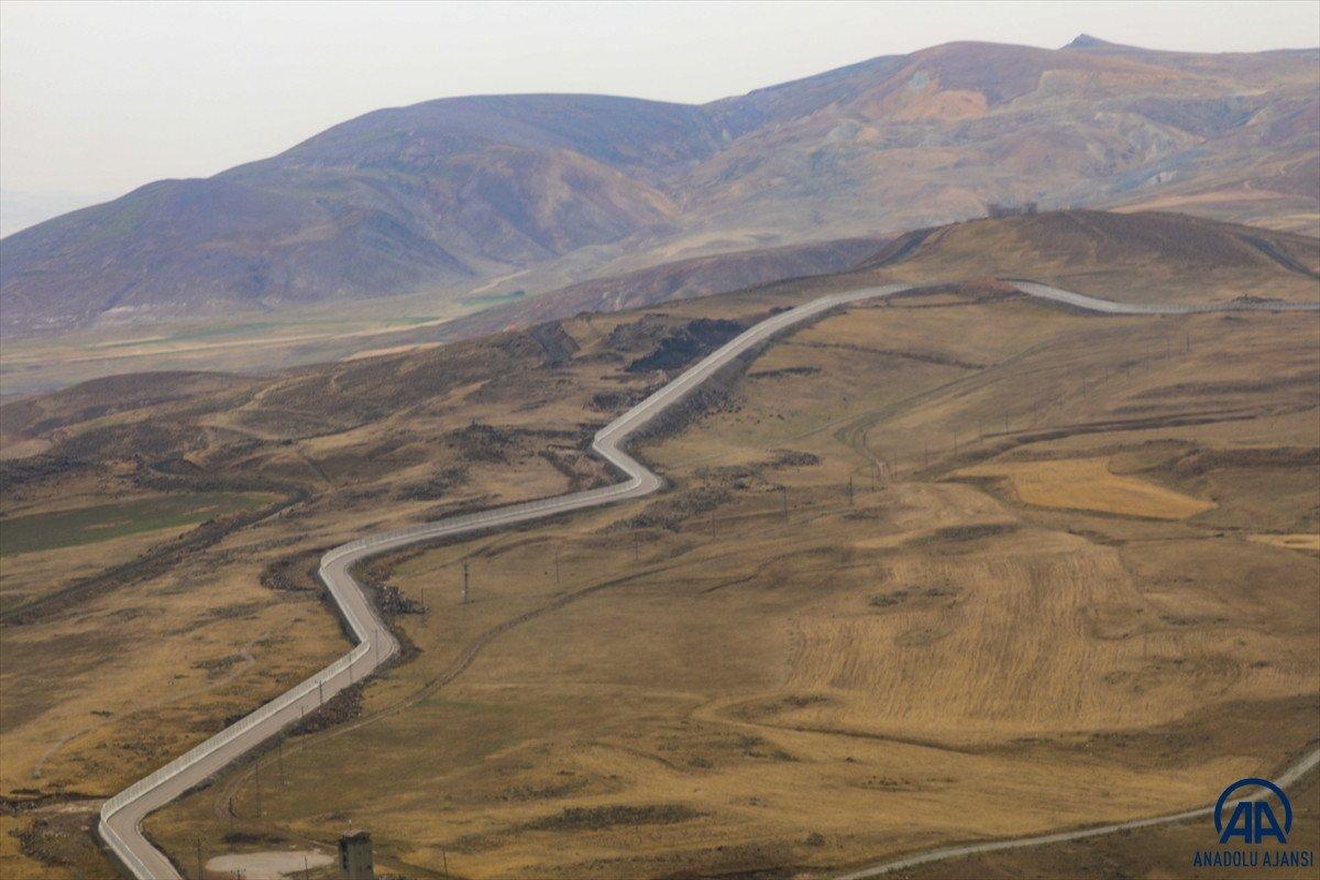 Türkiye-İran sırında duvar örme çalışmaları devam ediyor