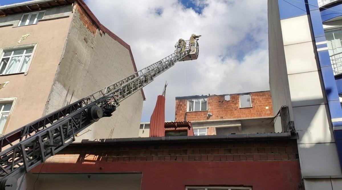 Sultangazi’de madde bağımlısı evi yaktı