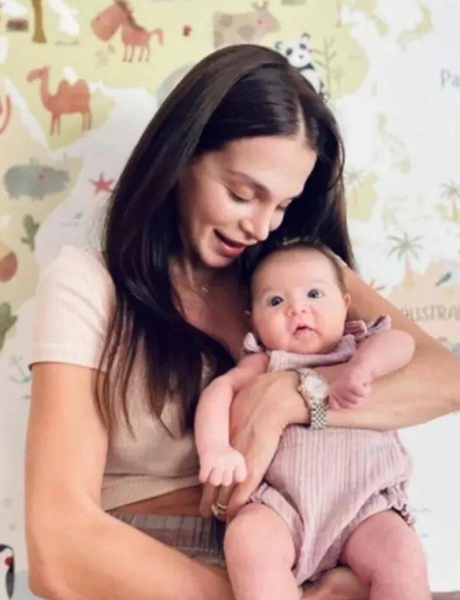 Cemre Kemer kızının yüzünü gösterdi