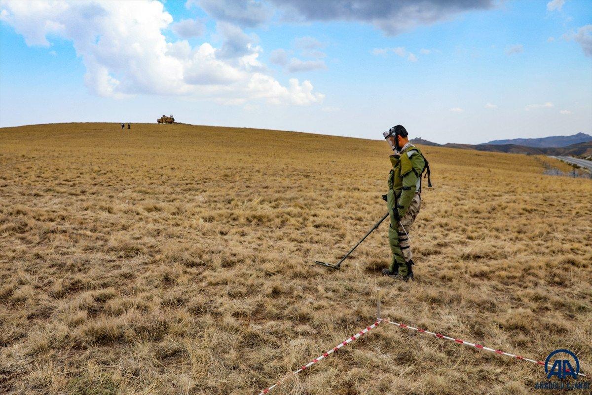Türkiye-İran sırında duvar örme çalışmaları devam ediyor