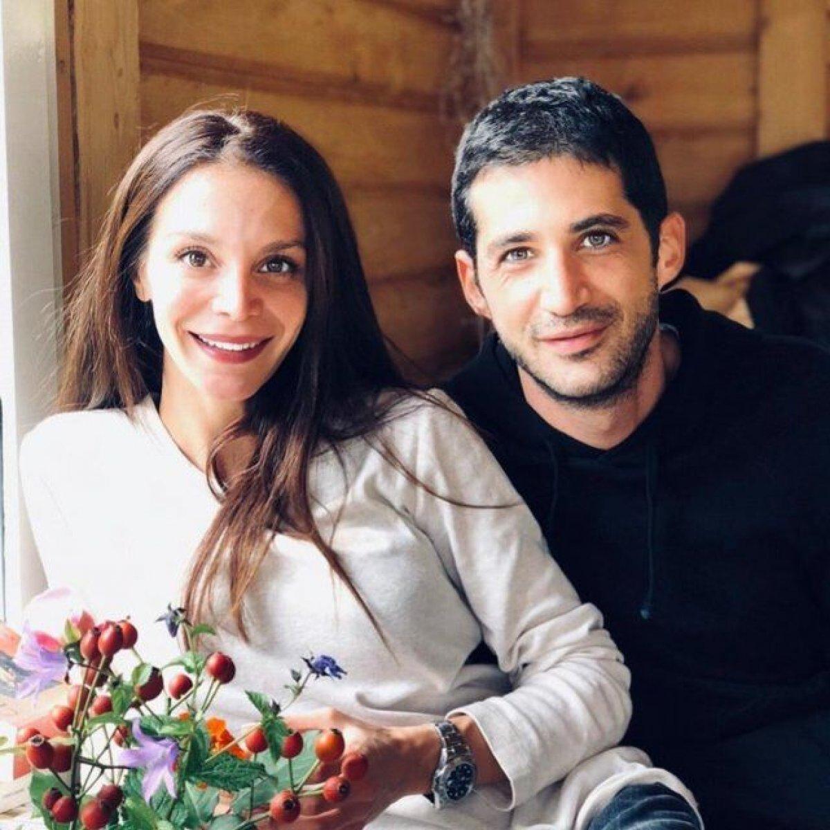 Cemre Kemer kızının yüzünü gösterdi