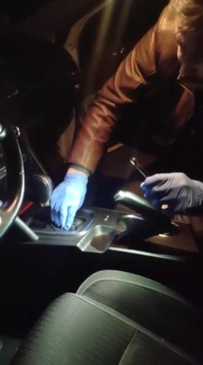 Beyoğlu'nda arama yapılan aracın özel bölmesinde tabanca bulundu