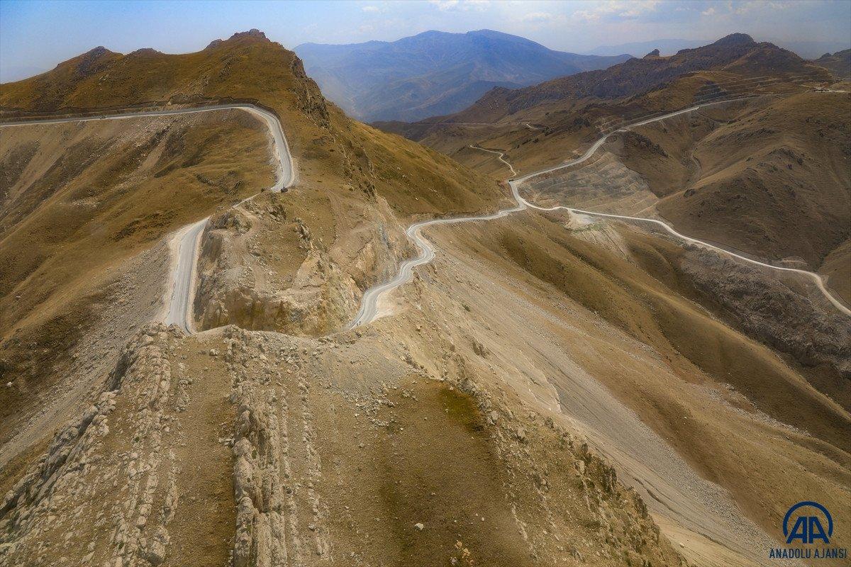 Türkiye-İran sırında duvar örme çalışmaları devam ediyor
