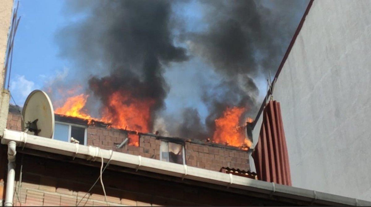 Sultangazi’de madde bağımlısı evi yaktı